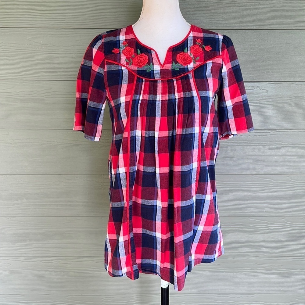 Flying Tomato Embroidered Short Sleeve Top
